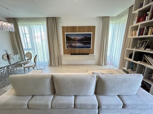 tn_065c5bd2ae0d41f88879e44c2df2d017